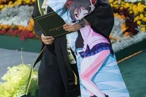 外國大學生懷抱動漫“老婆”領畢業證真愛強無敵