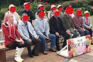 阿公阿嬤的熱情《邀請COSER拍合照》該怎麼解釋這張照片