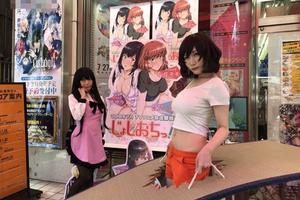 從二樓掉下來個老婆給宅！落女子官方請Coser為宅發紙巾！