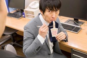 日本“泡麵領帶”讓你假裝在吃麵從而逃過會議！網友：不存在的