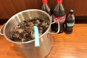 日本網友展示喝可樂的“正確方式”！網友：家裡有礦嗎？