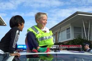 紐西蘭《打110邀請警察參加生日派對的小孩》生日當天被敲門