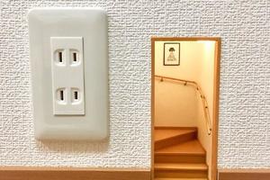日本網友在插座旁做了一個“小人的樓梯”！網友：蟑螂之家嗎？