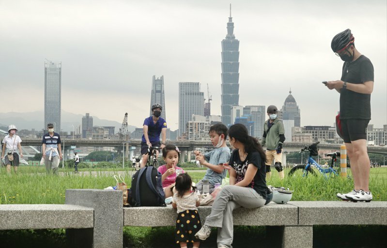 中央氣象局表示，明天東北季風影響，水氣偏少，各地為多雲到晴、陽光露臉的天氣，示意圖。報系資料照