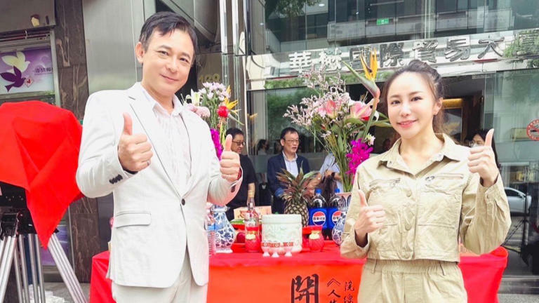 胡鴻達(左)合作導演林珮瑩。(圖/民視提供) 胡鴻達(左)合作導演林珮瑩。(圖/民視提供)