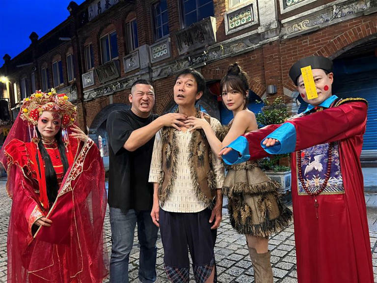 經典殭屍電影《暫時停止呼吸》重映,草爺(左二起)、錢小豪、林岱縈與裝扮成殭屍的粉絲合影。(圖/紅心字會提供) 經典殭屍電影《暫時停止呼吸》重映,草爺(左二起)、錢小豪、林岱縈與裝扮成殭屍的粉絲合影。(圖/紅心字會提供)