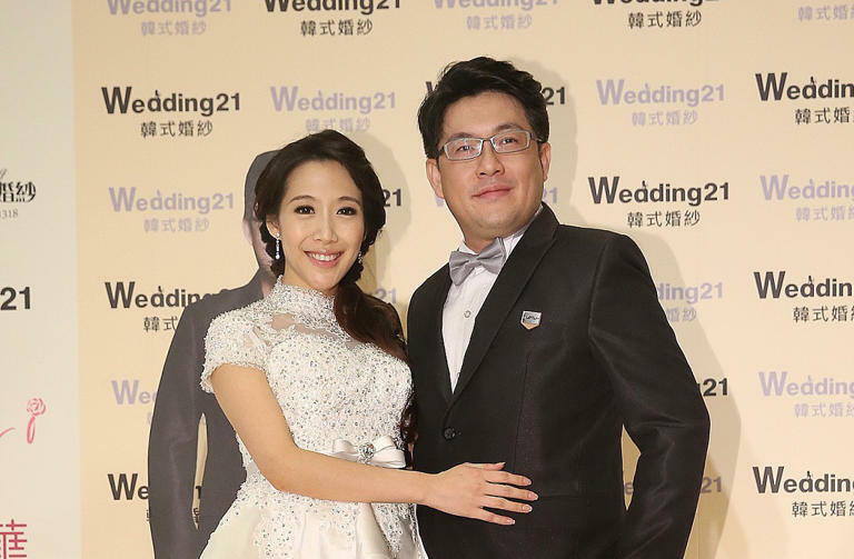 雙胞胎依依(左)離婚後,已經搬回娘家生活,然而爸媽的舉動卻讓她不忍哽咽落淚。(圖/中時資料照) 雙胞胎依依(左)離婚後,已經搬回娘家生活,然而爸媽的舉動卻讓她不忍哽咽落淚。(圖/中時資料照)