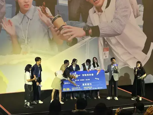 ▲《X!又是星期一》演員們在台上受訪,現場氣氛歡樂。(圖/記者吳昕蓓拍攝) ▲《X!又是星期一》演員們在台上受訪,現場氣氛歡樂。(圖/記者吳昕蓓拍攝)