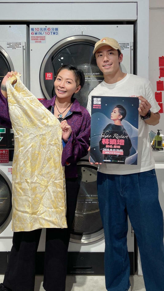 林曉培作客張瑞夫的節目,更帶著多年前的黃色戰袍到場。(圖/JSJ杰思國際娛樂提供) 林曉培作客張瑞夫的節目,更帶著多年前的黃色戰袍到場。(圖/JSJ杰思國際娛樂提供)