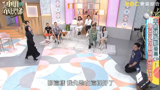 李唯楓在攝影棚下跪道歉。(圖/翻攝小姐不熙娣YouTube) 李唯楓在攝影棚下跪道歉。(圖/翻攝小姐不熙娣YouTube)