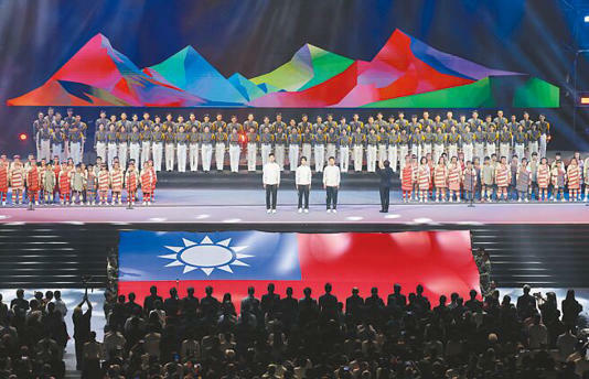 113年國慶晚會5日在台北大巨蛋舉行,由奧運金牌選手王齊麟(中左)、林郁婷(中)、李洋(中右)帶領全場觀眾合唱國歌及國旗歌。(姚志平攝) 113年國慶晚會5日在台北大巨蛋舉行,由奧運金牌選手王齊麟(中左)、林郁婷(中)、李洋(中右)帶領全場觀眾合唱國歌及國旗歌。(姚志平攝)