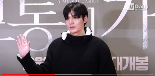 李敏鎬昨(7)日出席電影《普通家庭》VIP試映會。(圖/翻攝自티브이데일리 YT) 李敏鎬昨(7)日出席電影《普通家庭》VIP試映會。(圖/翻攝自티브이데일리 YT)