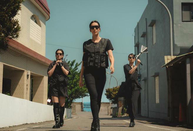 隋棠劇中原是女特務,聯合周采詩、曾沛慈一起打擊犯罪。(鹿路電影提供) 隋棠劇中原是女特務,聯合周采詩、曾沛慈一起打擊犯罪。(鹿路電影提供)