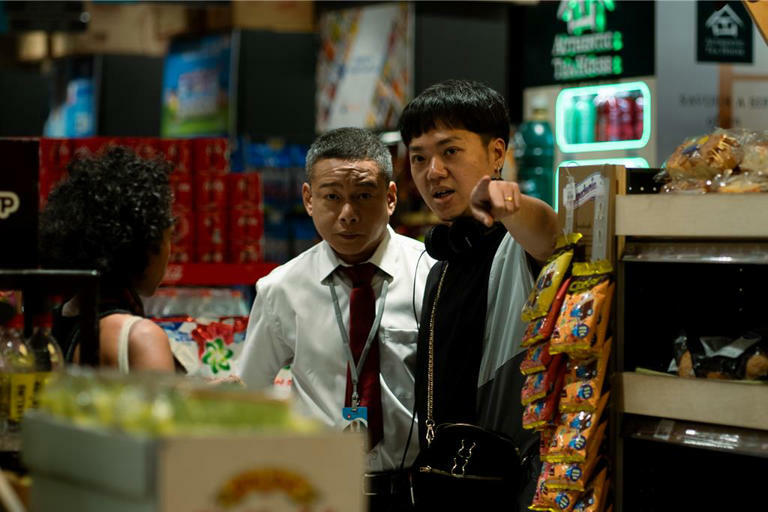 導演楊修華(右)指導李康生拍攝《默視錄》。(傳影互動提供) 導演楊修華(右)指導李康生拍攝《默視錄》。(傳影互動提供)