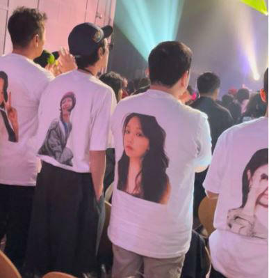 鄭敬淏(左2)出席秀英Showcase應援。(圖/翻攝自theqoo) 鄭敬淏(左2)出席秀英Showcase應援。(圖/翻攝自theqoo)