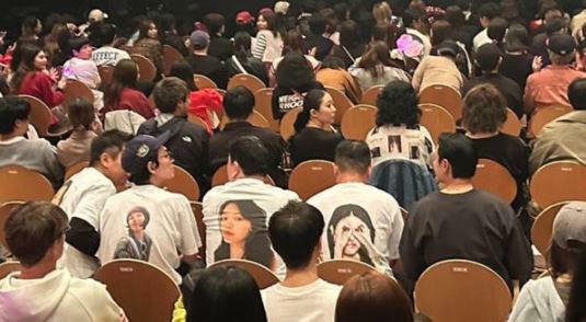 鄭敬淏(戴帽及眼鏡)和同行友人穿著印著秀英頭像的T-shirt,畫面非常搶眼。(圖/翻攝自theqoo) 鄭敬淏(戴帽及眼鏡)和同行友人穿著印著秀英頭像的T-shirt,畫面非常搶眼。(圖/翻攝自theqoo)