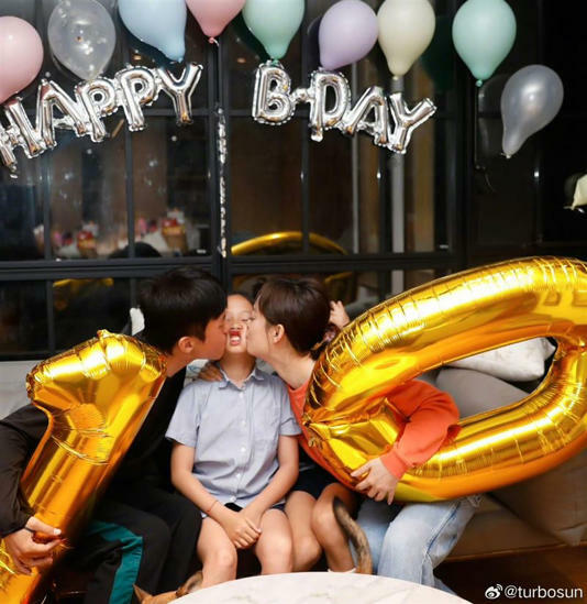 孫儷(右)、鄧超夫妻很注重與孩子的互動。(圖/翻攝自孫儷微博) 孫儷(右)、鄧超夫妻很注重與孩子的互動。(圖/翻攝自孫儷微博)