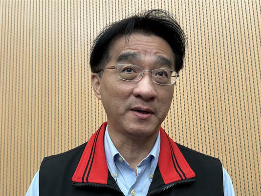 樂團五月天周六、周日將攜手旗下歌手到花蓮玉里、花蓮市區公益開唱,卻因康芮颱風攪局確定延期,花蓮縣政府觀光處長余明勲說明縣府因應措施。(羅亦晽攝) 樂團五月天周六、周日將攜手旗下歌手到花蓮玉里、花蓮市區公益開唱,卻因康芮颱風攪局確定延期,花蓮縣政府觀光處長余明勲說明縣府因應措施。(羅亦晽攝)
