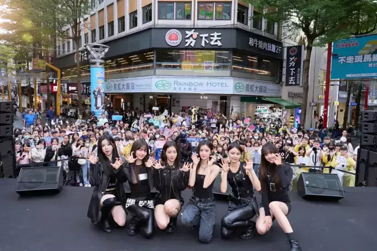 ▲幻藍小熊今年將在台南跨年,很期待有其他場次可以趕場。左起為AYEON、采甄、XXIN、毓、許媛媛、NICO。(圖/天空娛樂提供) ▲幻藍小熊今年將在台南跨年,很期待有其他場次可以趕場。左起為AYEON、采甄、XXIN、毓、許媛媛、NICO。(圖/天空娛樂提供)