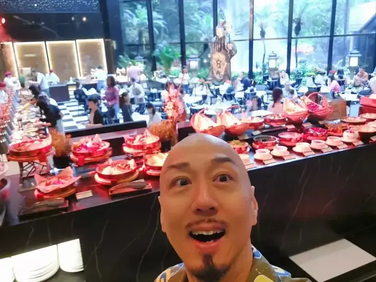 ▲戴耀明說演員跟服務生的工時都很長,但服務生幾乎沒有休息時間。(圖/戴耀明微博) ▲戴耀明說演員跟服務生的工時都很長,但服務生幾乎沒有休息時間。(圖/戴耀明微博)