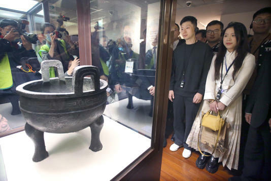 馬英九文教基金會邀請大陸學生團訪台,團員30日前往故宮博物院參觀,奧運女子空氣步槍金牌選手楊倩(右起)及奧運桌球6金選手馬龍等人仔細地欣賞毛公鼎。(范揚光攝) 馬英九文教基金會邀請大陸學生團訪台,團員30日前往故宮博物院參觀,奧運女子空氣步槍金牌選手楊倩(右起)及奧運桌球6金選手馬龍等人仔細地欣賞毛公鼎。(范揚光攝)