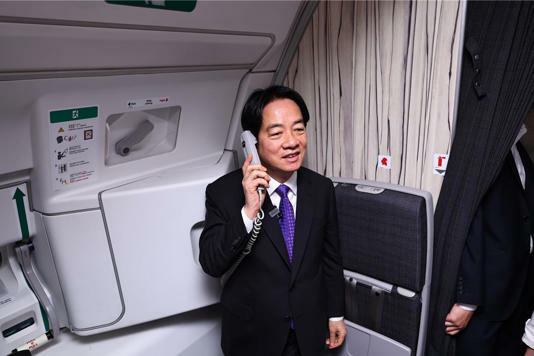 賴清德抵達夏威夷 AIT執行理事藍鶯登機歡迎。「圖片來源 / 隨團媒體提供」 賴清德抵達夏威夷 AIT執行理事藍鶯登機歡迎。「圖片來源 / 隨團媒體提供」