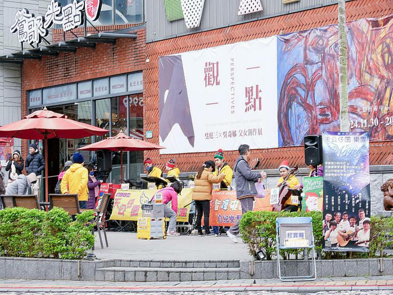 演奏開始前,家長與樂手們全力以赴地準備著,只為呈現最精彩的表演。 演奏開始前,家長與樂手們全力以赴地準備著,只為呈現最精彩的表演。