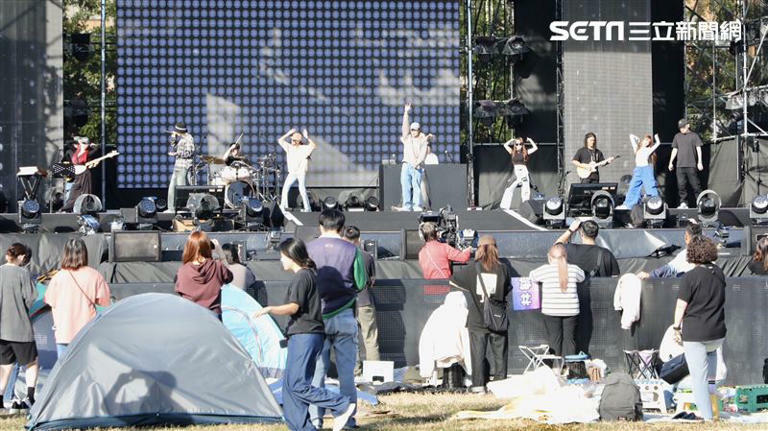 跨年31日登場,下午已經有李太太們在現場搭起帳篷。(圖/台南市府提供) 跨年31日登場,下午已經有李太太們在現場搭起帳篷。(圖/台南市府提供)