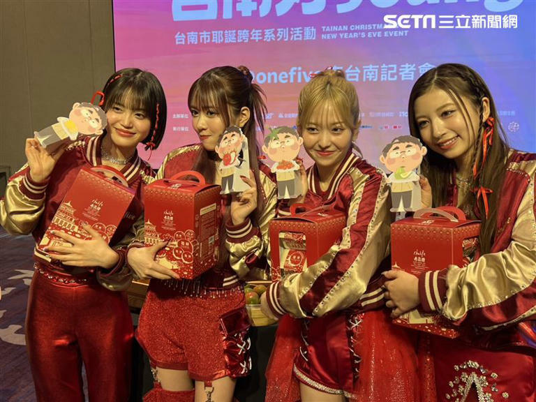 「@onefive」即將登台與台下觀眾大跳鞠躬舞。(圖/記者林昱孜攝影) 「@onefive」即將登台與台下觀眾大跳鞠躬舞。(圖/記者林昱孜攝影)