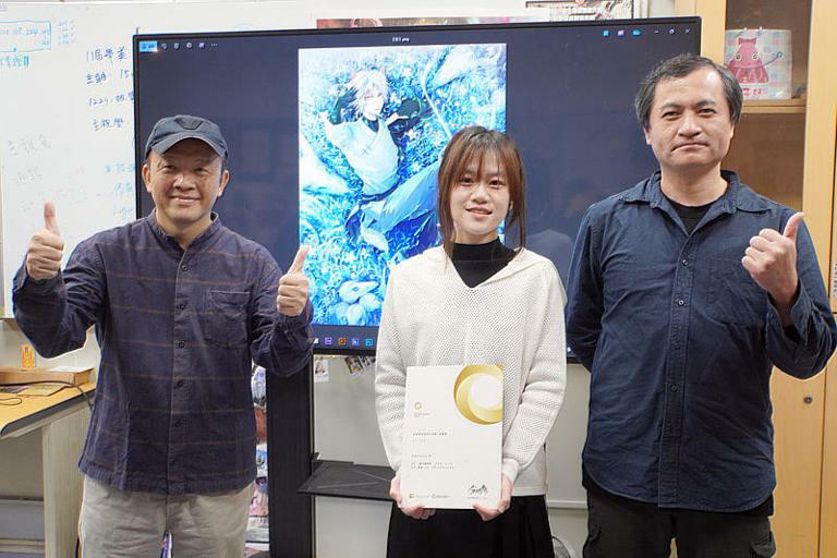 大葉大學多媒體學程陳志隆老師(左)與黃懷德老師(右)恭喜林心祈(中)獲獎 大葉大學多媒體學程陳志隆老師(左)與黃懷德老師(右)恭喜林心祈(中)獲獎