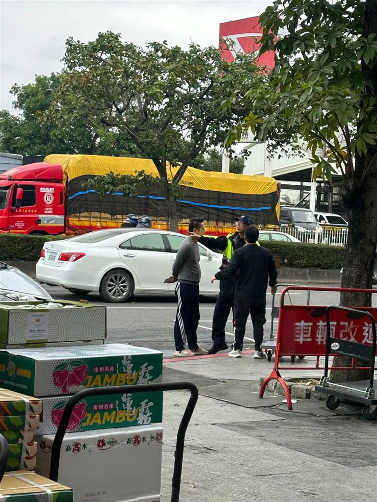 徐乃麟穿著拖鞋與休閒衣服外出,在街上與警方談話。(圖/爆料公社二社) 徐乃麟穿著拖鞋與休閒衣服外出,在街上與警方談話。(圖/爆料公社二社)