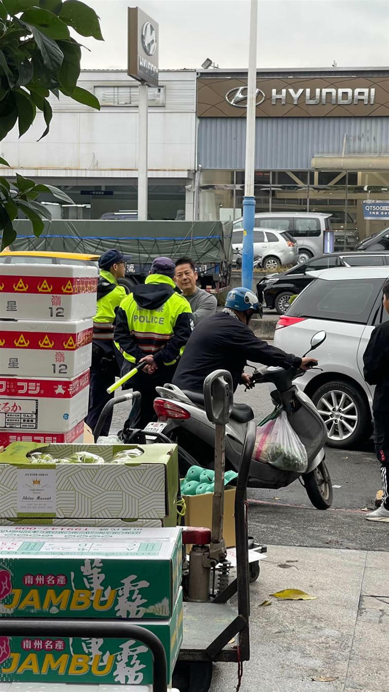警方還原經過,表示徐乃麟違規停紅線,已依法開罰,不過沒有吵架。(圖/翻攝自爆料公社二社) 警方還原經過,表示徐乃麟違規停紅線,已依法開罰,不過沒有吵架。(圖/翻攝自爆料公社二社)