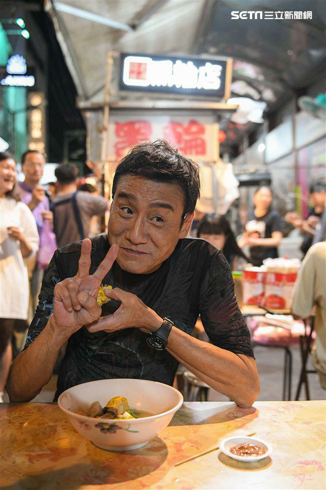 梁家輝曾為了生活擺地攤。(圖/ 華映提供) 梁家輝曾為了生活擺地攤。(圖/ 華映提供)