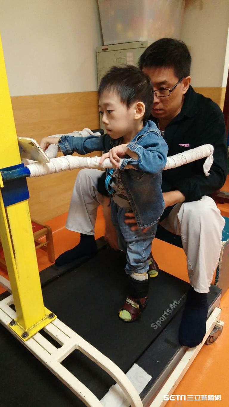 辭去高薪工程師的工作,靠著積蓄照顧兒子,這6年裡,太太和皓皓是馬先生的生活重心,豈料妻小先後病逝,獨剩他一人。(資料照/受訪者提供) 辭去高薪工程師的工作,靠著積蓄照顧兒子,這6年裡,太太和皓皓是馬先生的生活重心,豈料妻小先後病逝,獨剩他一人。(資料照/受訪者提供)