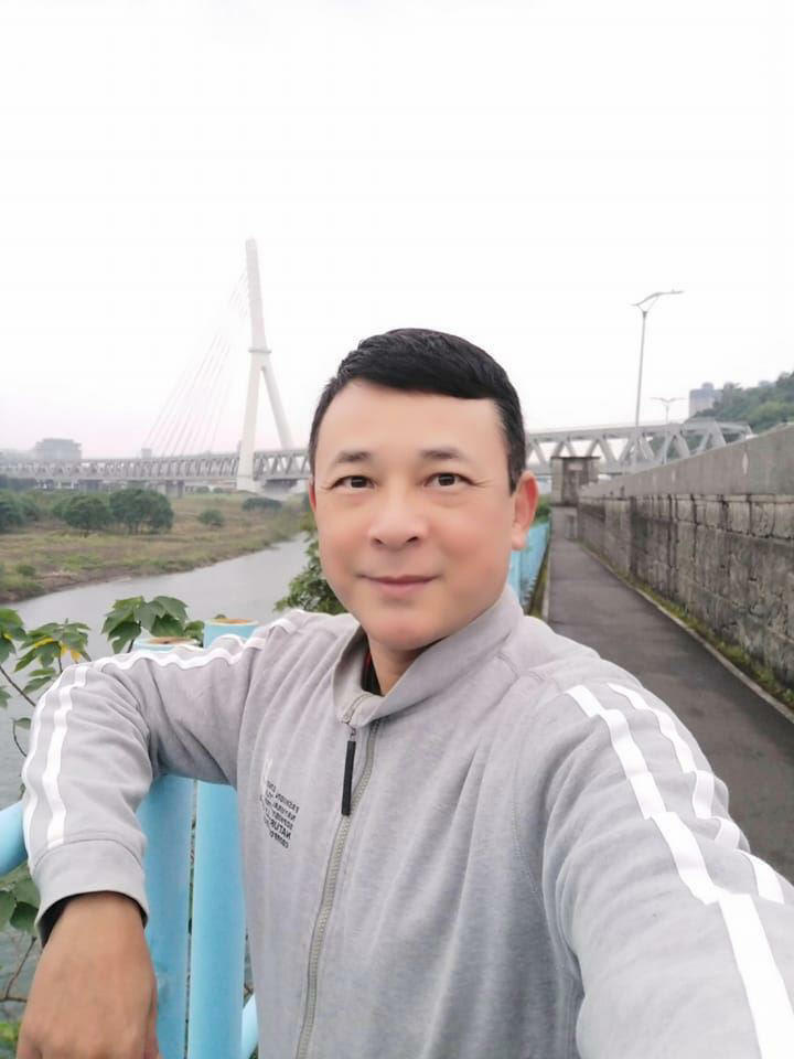 胡鴻達照顧老母親。(圖/翻攝自胡鴻達臉書) 胡鴻達照顧老母親。(圖/翻攝自胡鴻達臉書)