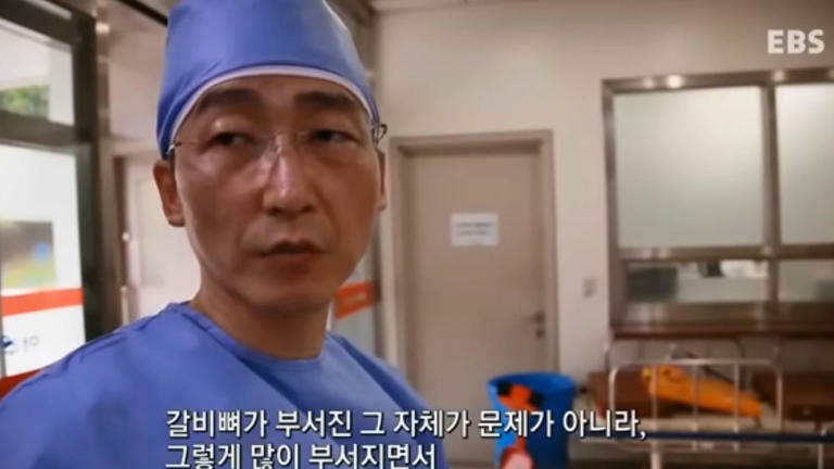 李國鐘教授衝鋒陷陣,在前線拯救病人。(圖/取自EBS YT) 李國鐘教授衝鋒陷陣,在前線拯救病人。(圖/取自EBS YT)