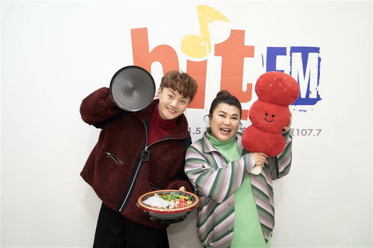 林美秀(右)、許富凱來到Hit Fm主持初一特別節目,分享偏財小祕方。(圖/Hit Fm聯播網) 林美秀(右)、許富凱來到Hit Fm主持初一特別節目,分享偏財小祕方。(圖/Hit Fm聯播網)