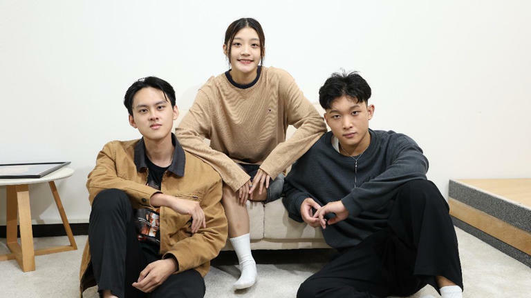 裴拓(左起)、若欣以及碩美組成的「沒有才能」,成軍5年推出首張專輯《我終於也變成人了》。(圖/張哲鳴攝) 裴拓(左起)、若欣以及碩美組成的「沒有才能」,成軍5年推出首張專輯《我終於也變成人了》。(圖/張哲鳴攝)