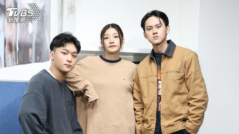 碩美(左起)、若欣和裴拓自高中畢業後開始組團,一路攜手走了5年。(圖/張哲鳴攝) 碩美(左起)、若欣和裴拓自高中畢業後開始組團,一路攜手走了5年。(圖/張哲鳴攝)