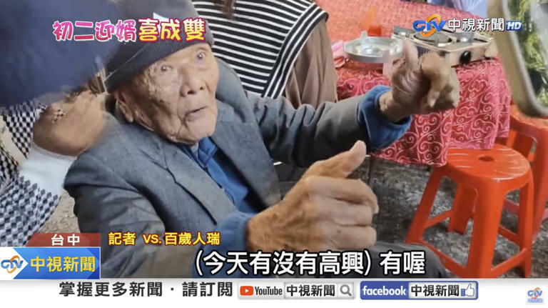 台中張氏家族娘家宴,有高齡103歲的阿公坐著輪椅來吃,與最小的6個月男嬰差了102歲,足足一世紀。(圖/中視新聞) 台中張氏家族娘家宴,有高齡103歲的阿公坐著輪椅來吃,與最小的6個月男嬰差了102歲,足足一世紀。(圖/中視新聞)