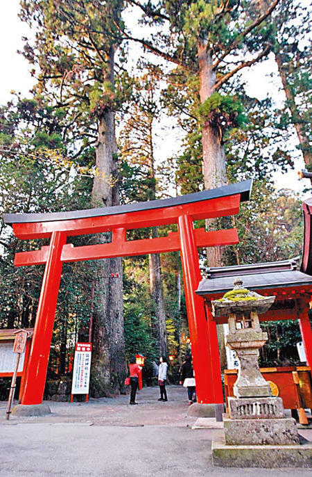 吳怡霈表經過鳥居的時候,要走左右兩邊,在於「中間是神明在走的」。(圖/中時資料照) 吳怡霈表經過鳥居的時候,要走左右兩邊,在於「中間是神明在走的」。(圖/中時資料照)