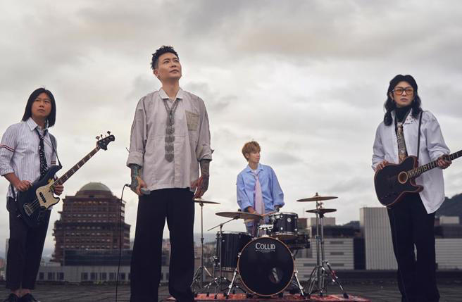 蕭秉治(左二)〈勝利人生〉MV,五月天瑪莎(左一)、麋先生聖皓、鼓鼓呂思緯助陣演出。(相信音樂提供) 蕭秉治(左二)〈勝利人生〉MV,五月天瑪莎(左一)、麋先生聖皓、鼓鼓呂思緯助陣演出。(相信音樂提供)