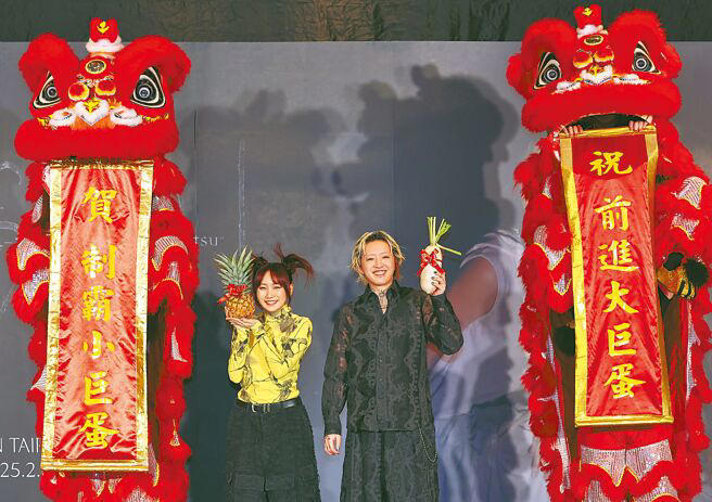 YOASOBI主唱ikura(左)、製作人Ayase在10日出席慶功演唱會。(陳俊吉攝) YOASOBI主唱ikura(左)、製作人Ayase在10日出席慶功演唱會。(陳俊吉攝)