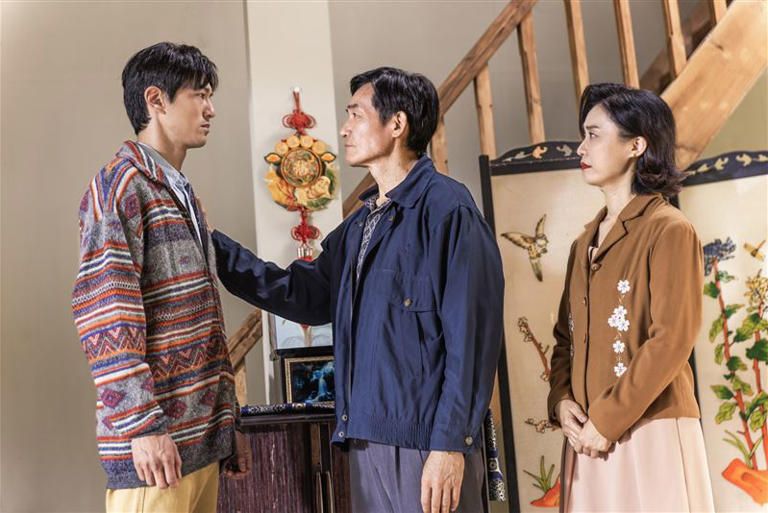 鍾承翰(左)劇中戀愛與婚姻受到父母影響。(圖/華視、公視台語台提供) 鍾承翰(左)劇中戀愛與婚姻受到父母影響。(圖/華視、公視台語台提供)