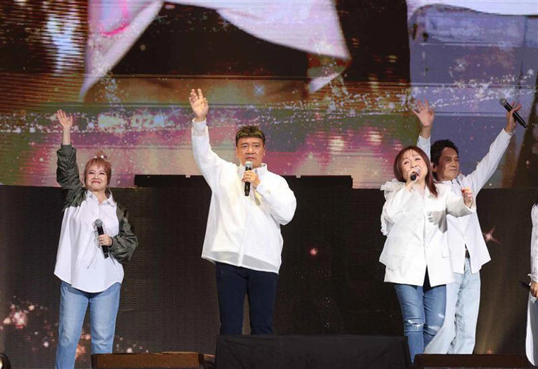 施孝榮(左二)不顧超時,接連演唱多首歌曲寵粉。(圖/寬宏藝術提供) 施孝榮(左二)不顧超時,接連演唱多首歌曲寵粉。(圖/寬宏藝術提供)