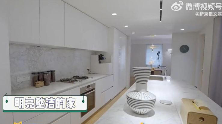 陳妍希位在北京的住家相當乾淨整潔。(圖/翻攝自新京報文娛微博) 陳妍希位在北京的住家相當乾淨整潔。(圖/翻攝自新京報文娛微博)