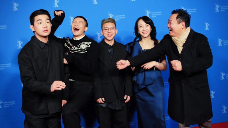 胡瑋杰(左起)、黃冠智、導演朱平、范瑞君、鄭志偉連袂現身《愛作歹》在柏林影展的首映。(圖/范瑞君提供) 胡瑋杰(左起)、黃冠智、導演朱平、范瑞君、鄭志偉連袂現身《愛作歹》在柏林影展的首映。(圖/范瑞君提供)