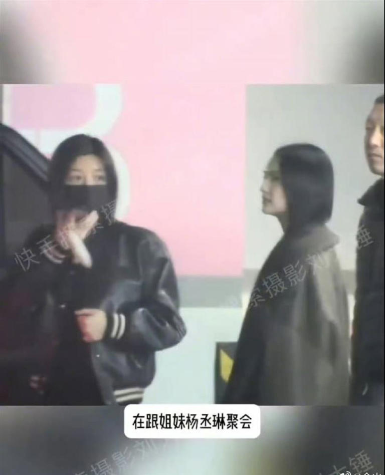 陳妍希(左)皺眉傳語音訊息,楊丞琳(右)則是陪在一旁。(圖/翻攝自微博) 陳妍希(左)皺眉傳語音訊息,楊丞琳(右)則是陪在一旁。(圖/翻攝自微博)