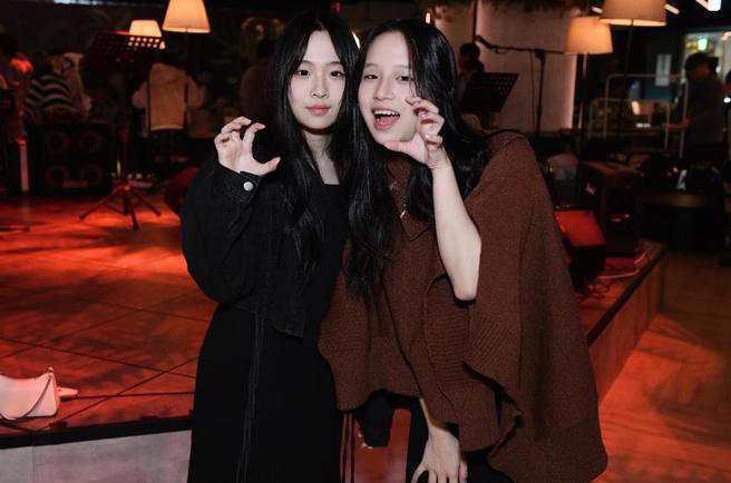 晨晨(左)強調,女生真的要懂得保護自己,遇到危險時要保持冷靜。妹妹翎聲響起(翎翎)受邀約拍片差點遭網紅騙到汽車旅館。(TTR女神特賣會提供) 晨晨(左)強調,女生真的要懂得保護自己,遇到危險時要保持冷靜。妹妹翎聲響起(翎翎)受邀約拍片差點遭網紅騙到汽車旅館。(TTR女神特賣會提供)