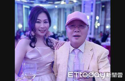去年低調完婚!7旬金錢豹董座偕小24歲嬌妻亮相 舞台大秀恩愛 去年低調完婚!7旬金錢豹董座偕小24歲嬌妻亮相 舞台大秀恩愛